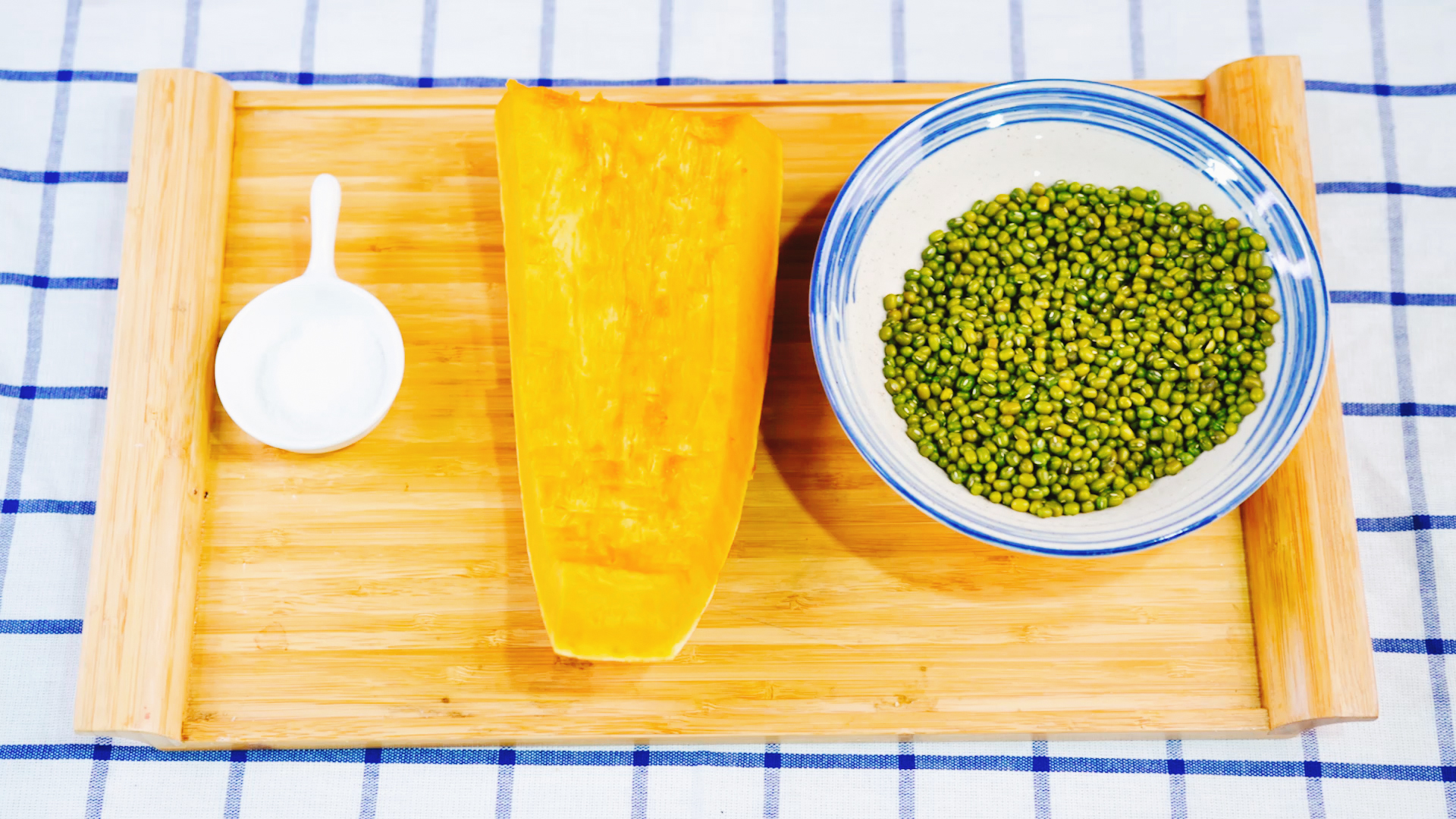  南瓜绿豆汤做法步骤：1