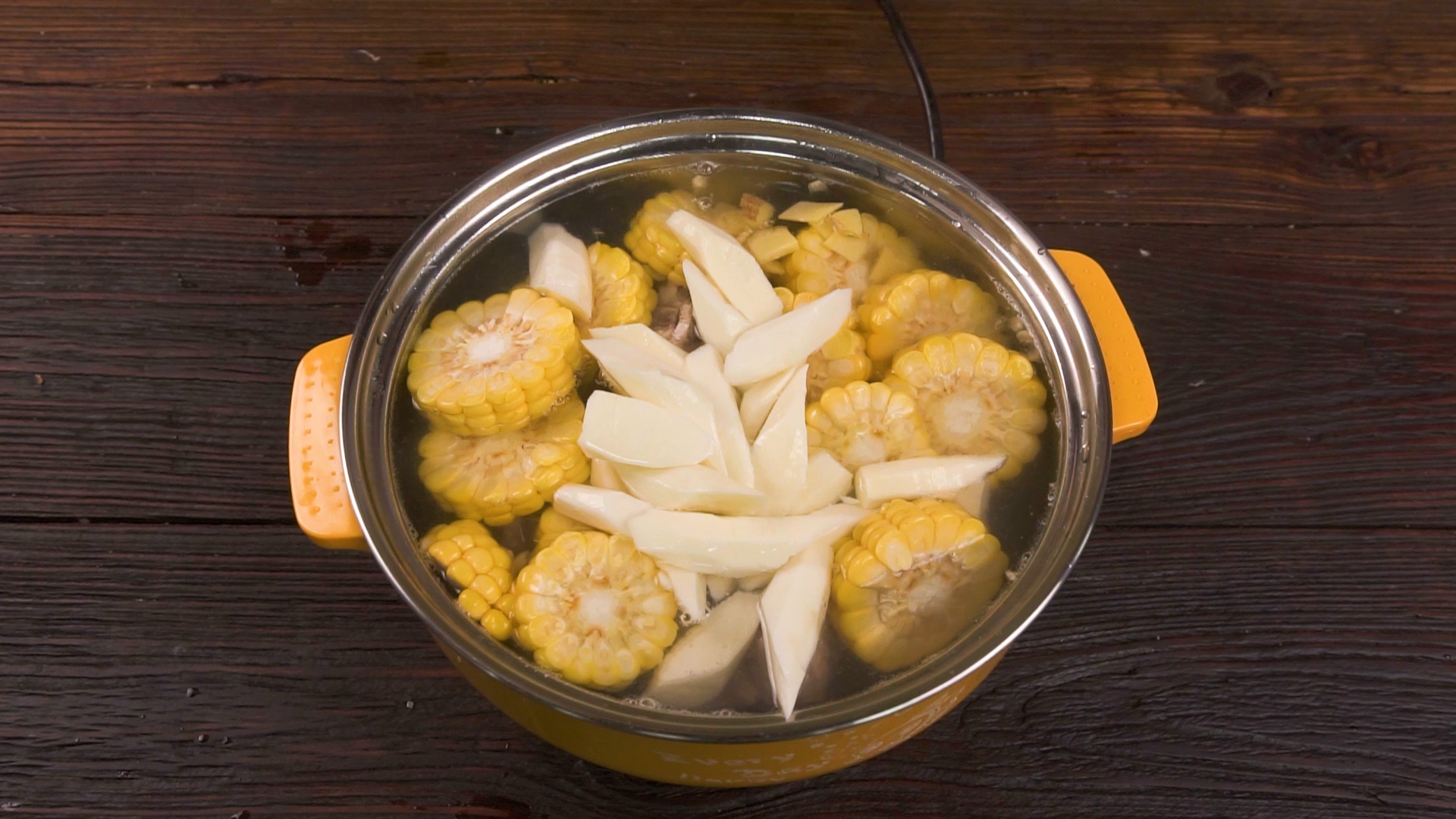 山药玉米排骨汤做法步骤：7