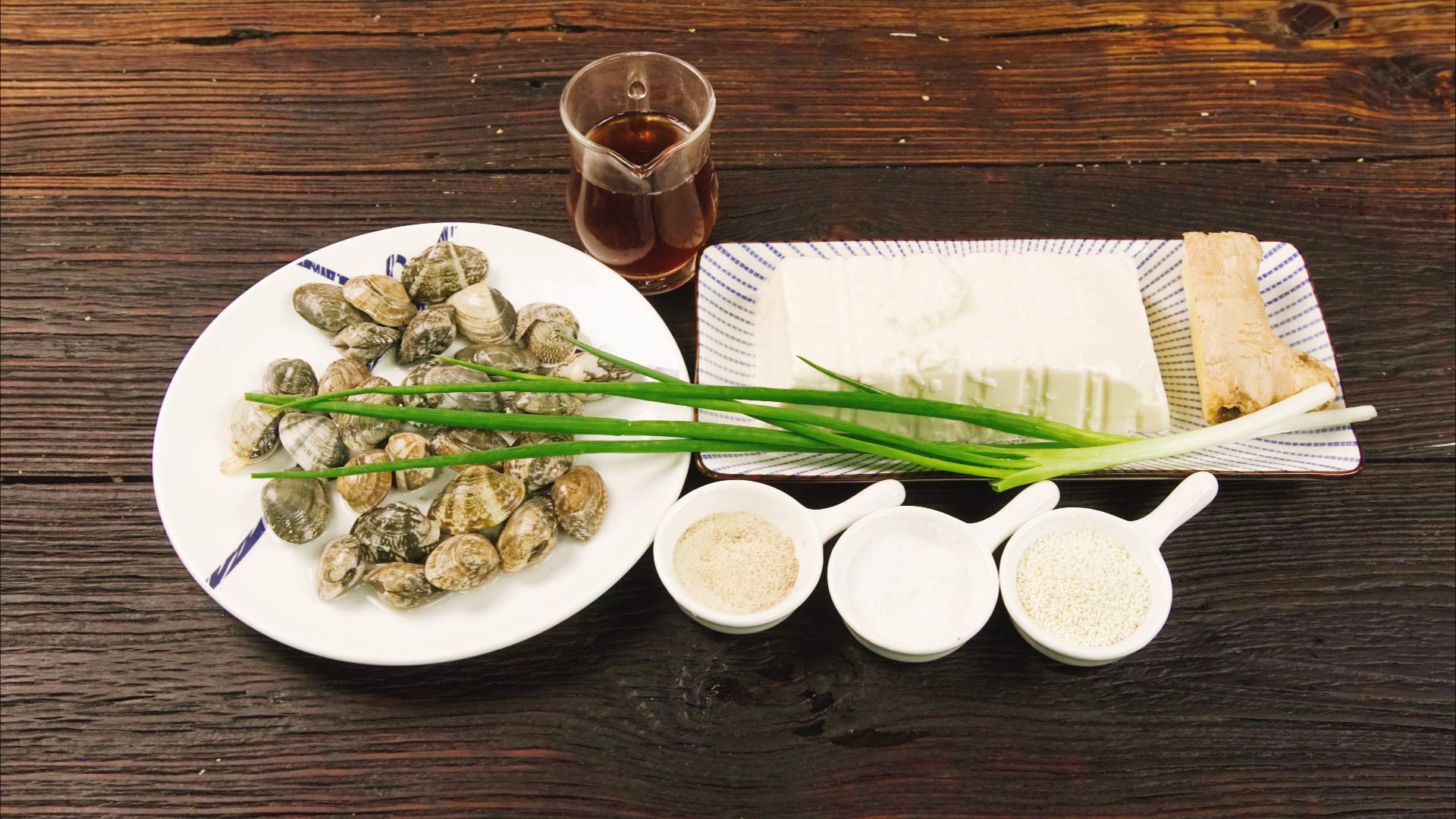花蛤豆腐汤做法步骤：1