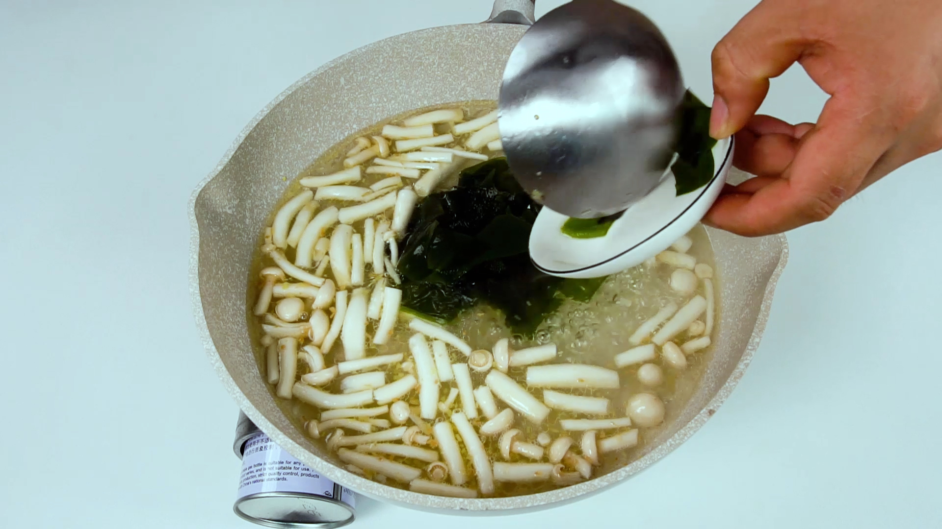 海鲜菇豆腐汤做法步骤：6