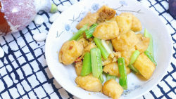 油豆腐炒芹菜