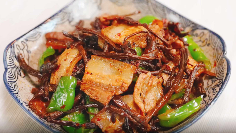 茶树菇干锅五花肉做法步骤：8